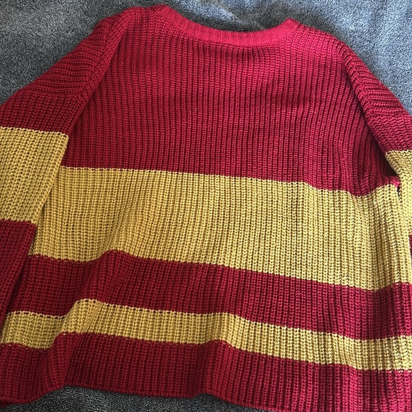 Harry Potter Gryffindor Girls Quidditch Sweater - Picture 6 of 6